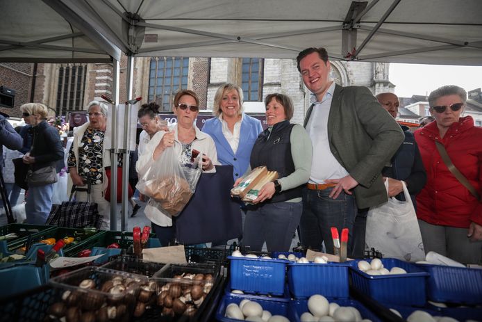 Hilde Vautmans en Tom Vandeput tussen de marktkramers in Sint-Truiden.