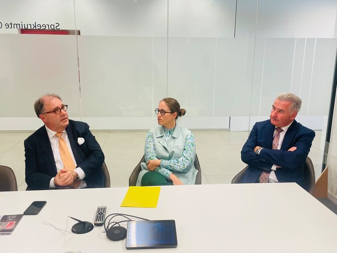 العمدة دايس ووزير الدولة دي مور وعضو مجلس محلي فان أوفرمير.