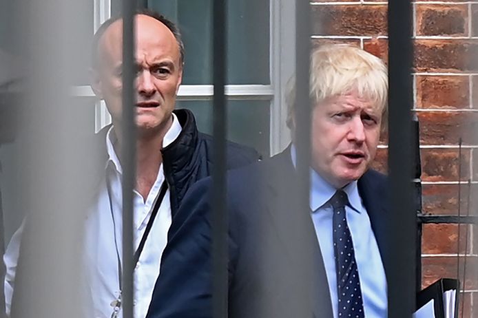 De Britse premier Boris Johnson (rechts) en zijn speciale adviseur Dominic Cummings op een foto in 2019.