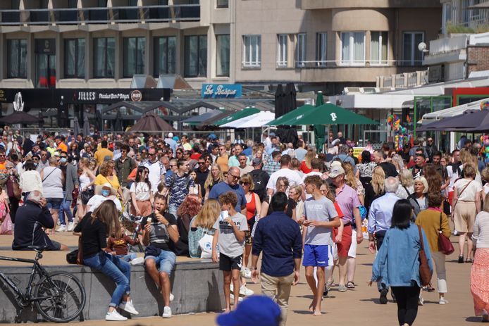 Midden juli was het nog over de koppen lopen op de zeedijk van Oostende.