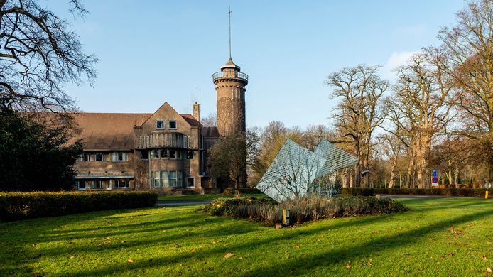 Het hoofdgebouw van GGZ WNB op het landgoed Vrederust in Halsteren.