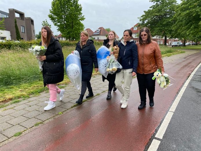 Claudia Hofland (r) en naast haar dochter Joyce Sentjes uit Landgraaf onderweg naar de stille tocht voor Gino.