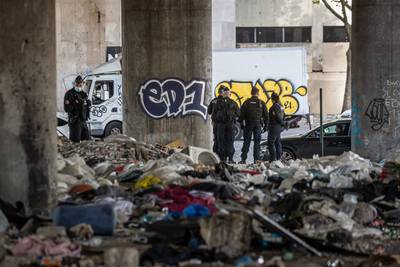 Duizend politieagenten ontruimen drugskamp in Parijs