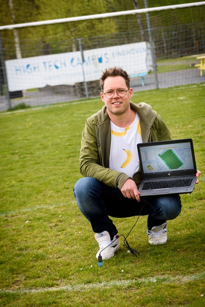 EINDHOVEN - Vanuit de High Tech Campus monitort databioloog uit Budel Joep van Cranenbroek het gras in de Johan Cruijff Arena.