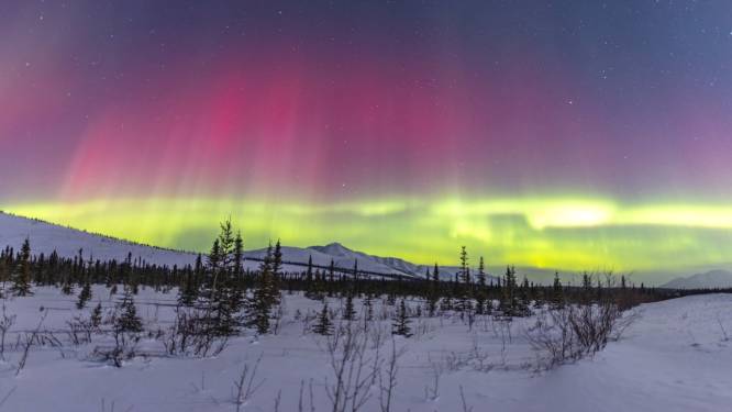 De rares lumières rouges apparaissent lors d'une aurore boréale en Alaska