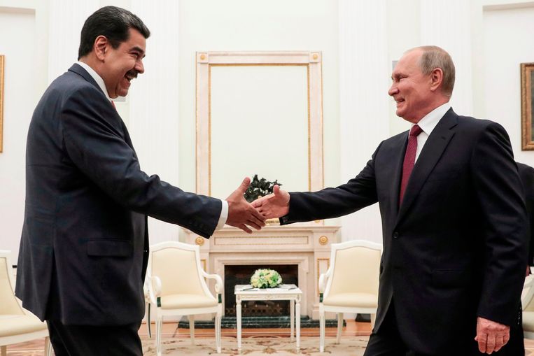 De Venezolaanse president Nicolás Maduro en zijn bondgenoot Vladimir Poetin. Beeld AFP