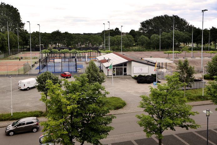 Het tennispark van TV Heksenwiel wordt flink opgeknapt: nieuwe hekken, drainage, tennisbanen en extra terras en padelbanen worden er aangelegd.