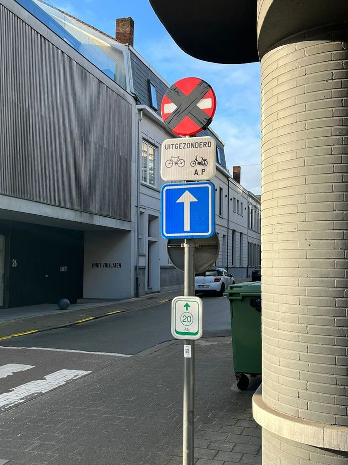 Verschillende straten veranderen van rijrichting, zoals de Nieuwstraat. In de nacht van zondag op maandag geldt het bovenste stopbord en verdwijnt het bord van eenrichtingsverkeer richting Roeselaarsestraat.