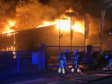 Brand verwoest bedrijf in Kampen