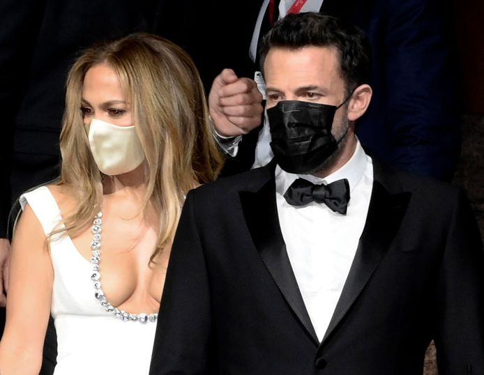 Jennifer Lopez en Ben Affleck zijn na achttien jaar weer samen gespot op de rode loper. Het stel poseerde vrijdagavond samen tijdens het Filmfestival van Venetië.