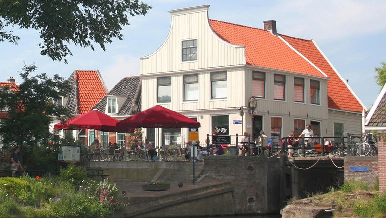 Het café is gesitueerd in een pand uit 1565, een van de oudste panden uit Nieuwendam. Beeld Café t Sluisje