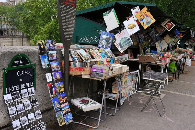 Een kraampje langs de Seine. Over meer dan drie kilometer kade liggen volgens schattingen in totaal 300.000 tweedehandsboeken. Beeld © Arturo Cano Miño