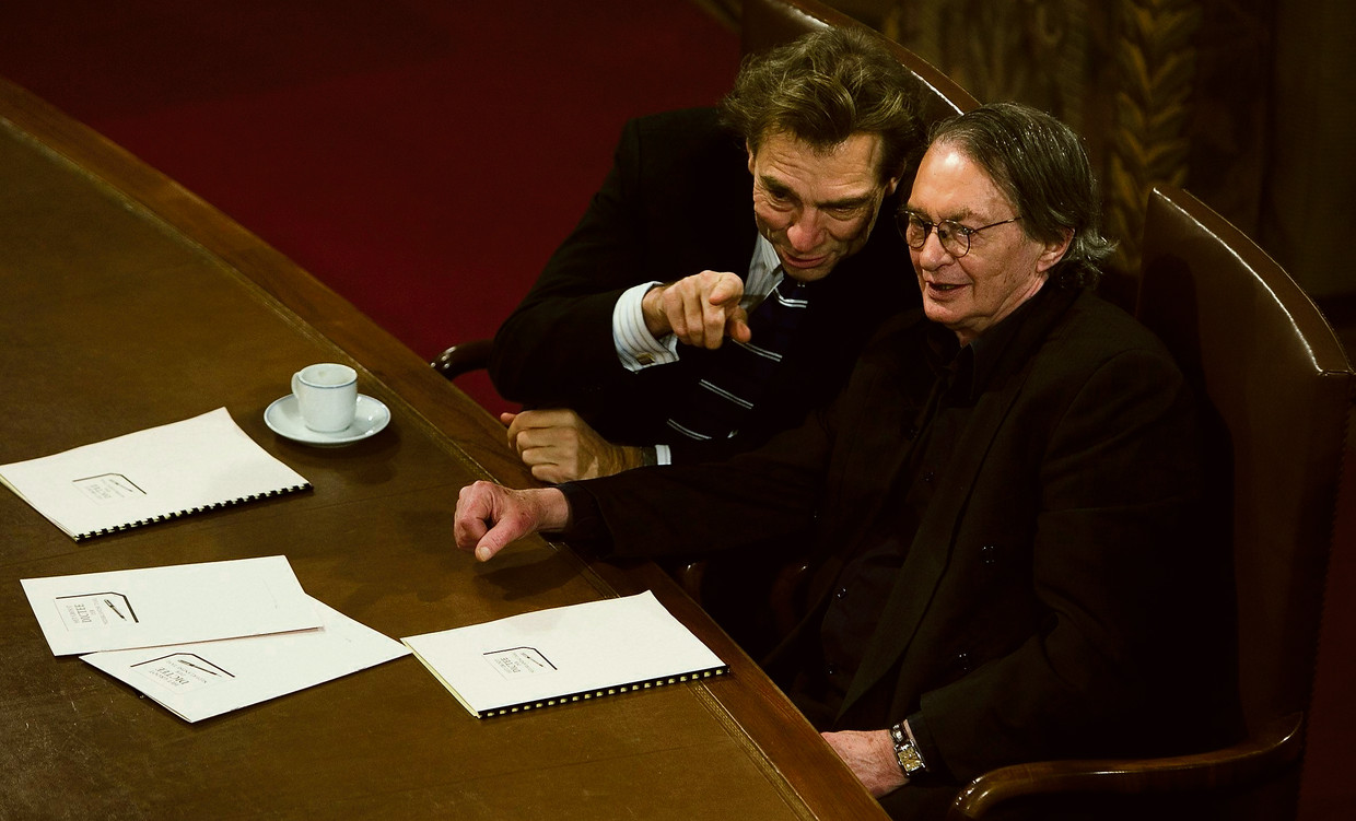 Remco Campert (rechts) en Jan Mulder als de samenstellers van het 15de Groot Dictee der Nederlandse Taal, in 2004. Beeld Martijn Beekman