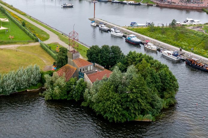 Het voormalige surfcentrum wordt momenteel gebruikt als personeelskantine van het Dolfinarium.