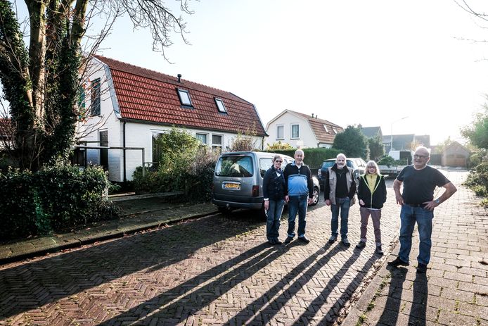 Een aantal bewoners van het Rode Dorp. V.l.n.r. Louis en Eef Berends, Adrie en Miep van der Horst en Peter Siebenheller.