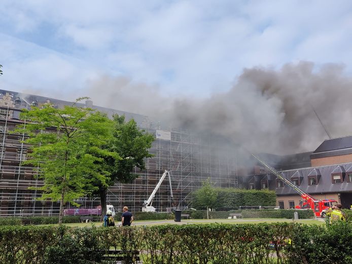 De brand trof het B-gebouw op de binnenkoer van de stadscampus.