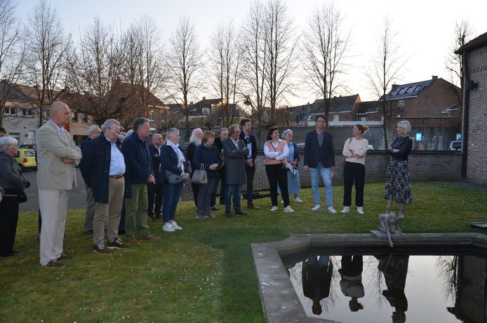 ‘Meisje aan de Waterkant’, het beeldje op het grasperkje met vijver achter het gemeentehuis werd zaterdagavond officieel ingehuldigd tijdens de feestelijke afsluiter van de HArt-beeldenroutes.