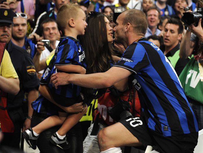 Wesley Sneijder met z'n zoontje en Yolanthe, zijn ex-vrouw.