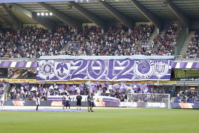 Anderlecht reageert scherp na zinloos geweld in stadion: “Daders stadionverbod opleggen”