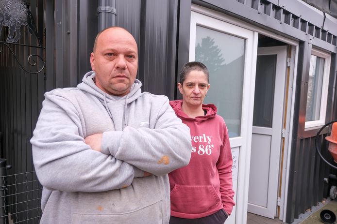 Christophe Deckers en zijn vrouw Petra Hollebecq begrijpen nog steeds niet waarom hun drie honden vergiftigd werden.