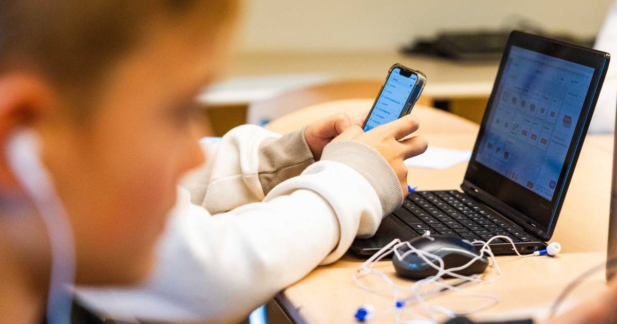 New Zealand bans smartphone use in schools |  Abroad