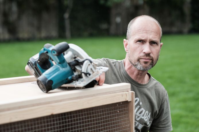 Martin Smeele uit Loo met zijn cirkelzaag.