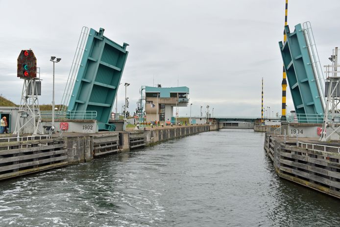 De Middensluis werd eind september buiten gebruik gesteld, op de noordbrug na.