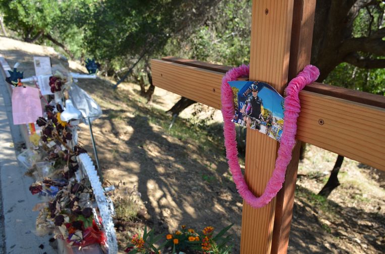 Een gedenkteken voor een fietser die onlangs werd doodgereden. Beeld Mari Meyer