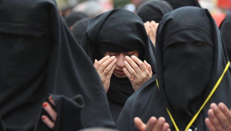 Jemenitische vrouwen bidden tijdens een anti-overheidsprotest, gisteren. Beeld epa
