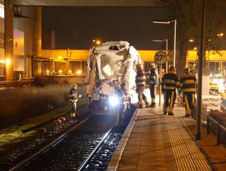 Trein ramt vrachtwagen vol melkpoeder: vijf gewonden