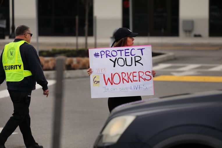 Medewerkers van Amazon protesteren tegen het gebrek aan bescherming tegen het coronavirus bij een distributiecentrum in New York. Beeld Getty Images
