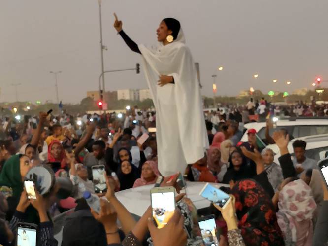 Zingende vrouw wordt hét gezicht van straatprotesten Soedan