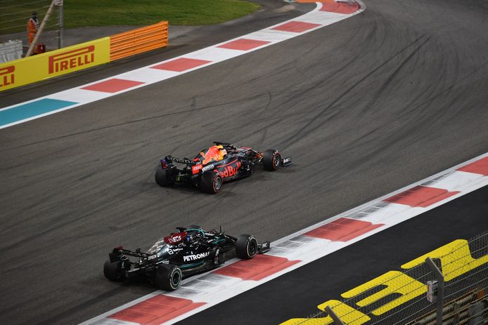 De Red Bull van Max Verstappen haalde het in een tumultueuze slotrace van de Mercedes van Lewis Hamilton
