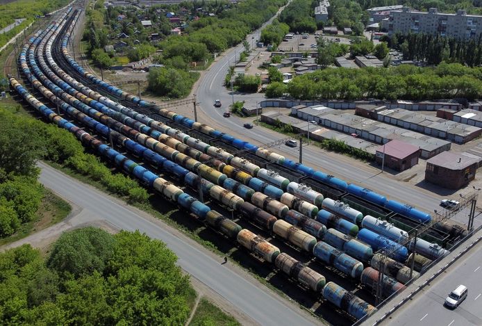 Een luchtfoto toont olietankwagens en goederenwagons in Omsk, Rusland.