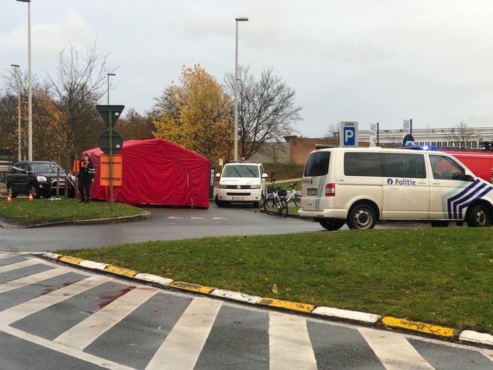 Agenten zijn bezig met de vaststellingen.