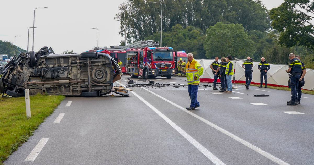 Persoon overleden bij botsing tussen drie voertuigen op N233 bij Kesteren; flinke ravage en weg afgesloten.