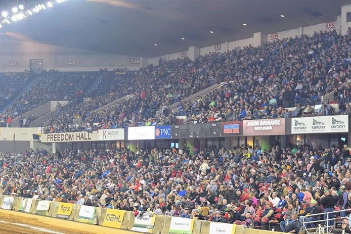 Volgepakte tribunes bij The Championships Louisville tractorpulling.