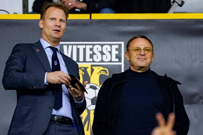 Valeri Oyf op de tribune in GelreDome met algemeen directeur Pascal van Wijk van Vitesse.