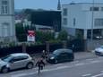 In de video zie je hoe het het slachtoffer de Bergensesteenweg overloopt, terwijl hij langs achter wordt beschoten.