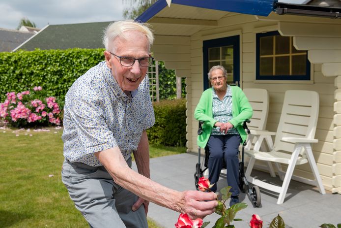 David en Adrie de Bree zijn 65 jaar gelukkig met elkaar. David (88) mag nog altijd graag in zijn tuin werken.