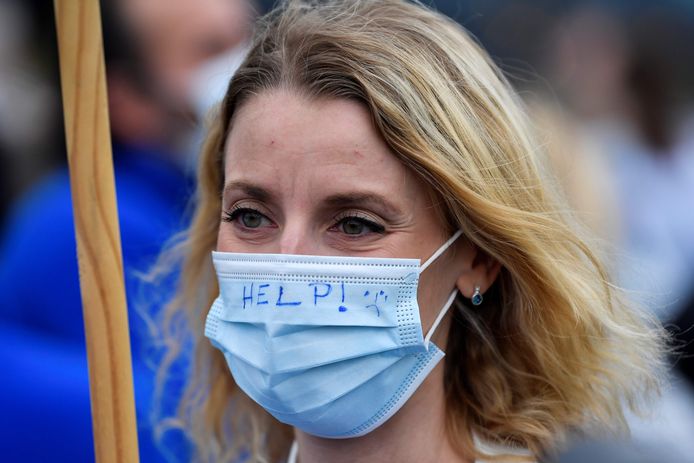 Beeld van een protestactie van zorgpersoneel donderdag voor een ziekenhuis in Luik.