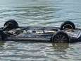 Auto belandt in het water nadat bestuurster schrikt van spin