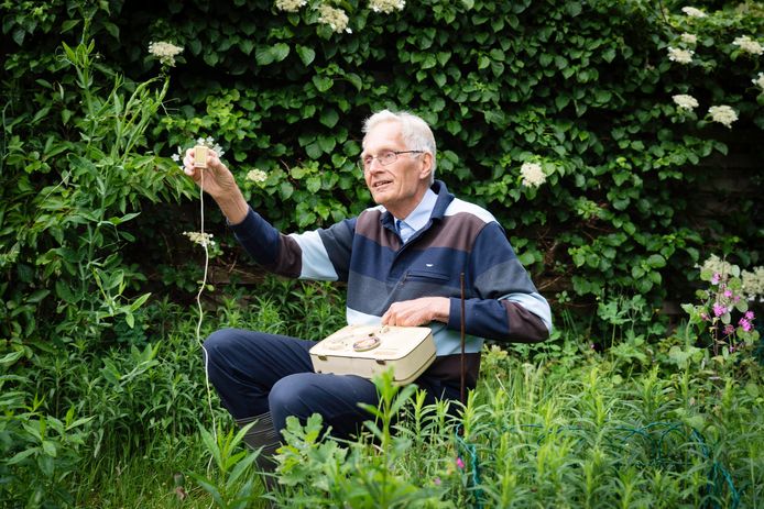 Fred Simons uit Son met zijn draagbare bandrecorder uit 1961, ‘die kostte een maandsalaris’.
