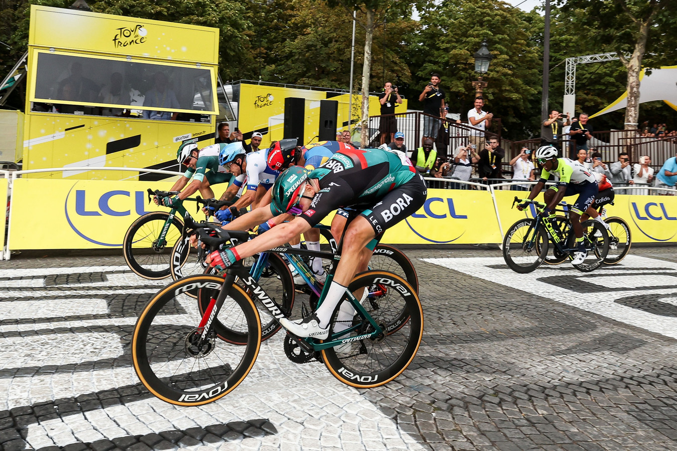 Jordi Meeus stunt en sprint naar ritwinst op ChampsÉlysées, Jonas Vingegaard wint de Tour de