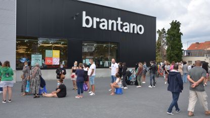 Stormloop Op Uitverkoop Brantano Bijna Vier Uur Aanschuiven Sint Niklaas Hln Be