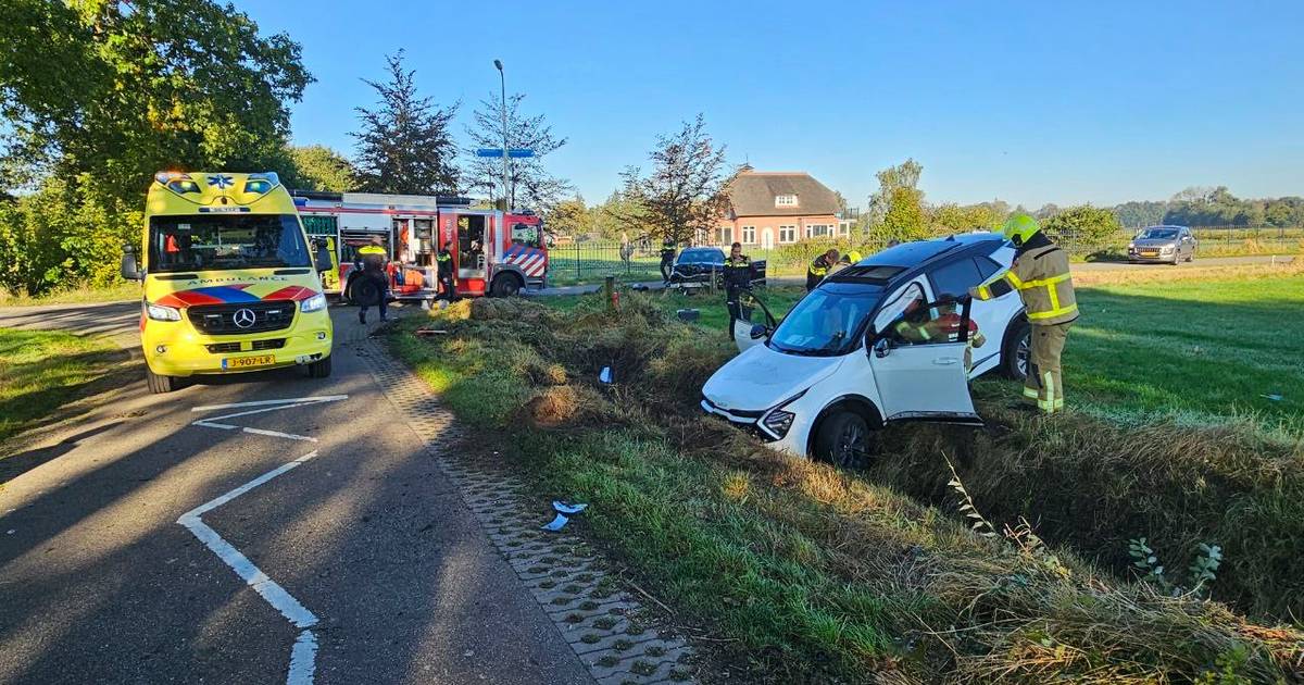 Ongeluk tussen drie autos en fietser • brandweer bevrijdt fietser met voet in spaken.