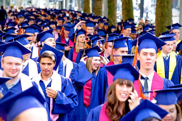Afgestudeerden van de Rotterdam School of Management lopen in optocht door de binnenstad van Rotterdam.  Kom je er zonder minimaal een hogeschooldiploma niet tussen in het Nederlandse bestel? Beeld ANP