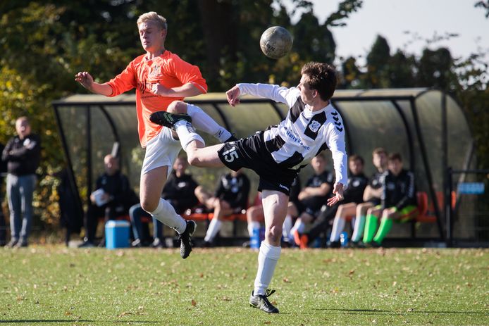 Beeld uit de Sallandse derby tussen Broekland en Nieuw Heeten. Het duel werd uiteindelijk een prooi voor Nieuw Heeten: 1-3.