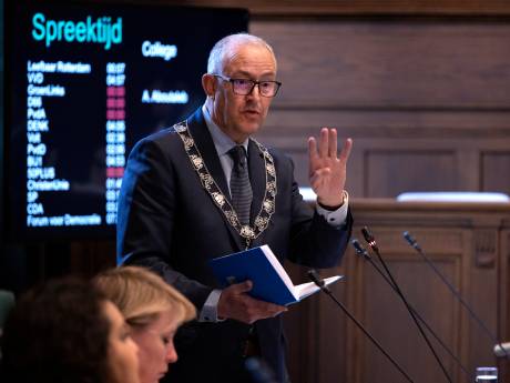 ‘Verdienstelijk dichter’ Aboutaleb stelt poëziebundel samen, ook met eigen werk
