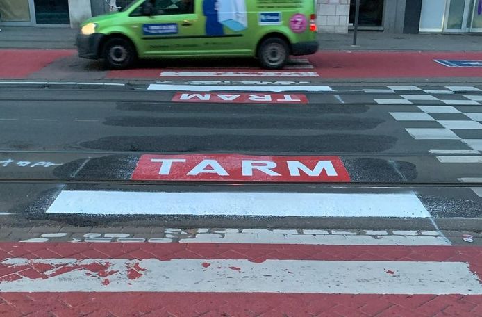 Hilarisch: opgelet voor de 'TARM'. Aan de andere kant van de straat is men er wel in geslaagd het vierletterwoord correct te spellen.